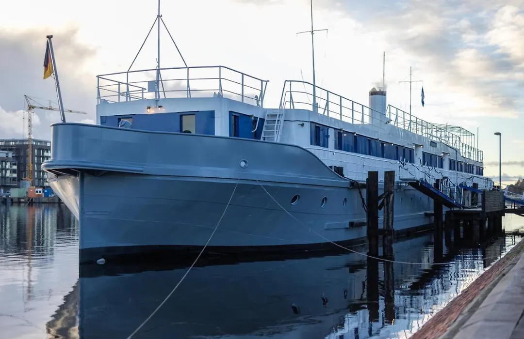 ARCONA - Übernachten auf dem Wasser - direkt am Bontekai-1